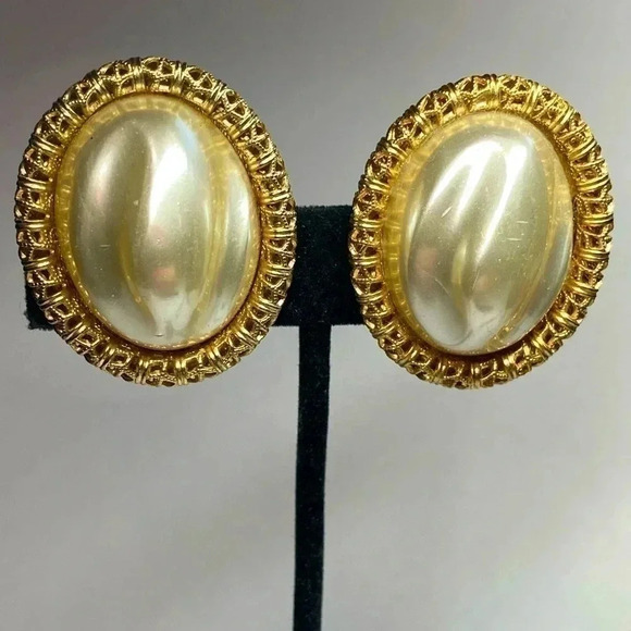 SARAH COVENTRY “PEARL” AND GOLD CLIP ON EARRINGS. VINTAGE - Picture 1 of 6
